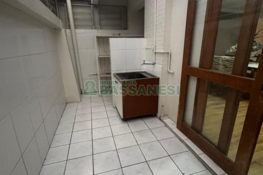 Sobrado Mobiliado com 105m², 2 dormitórios, 2 vagas, no bairro Santa Catarina em Caxias do Sul para Alugar