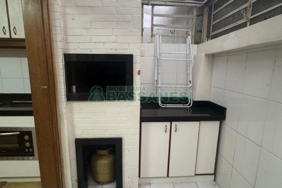 Sobrado Mobiliado com 105m², 2 dormitórios, 2 vagas, no bairro Santa Catarina em Caxias do Sul para Alugar