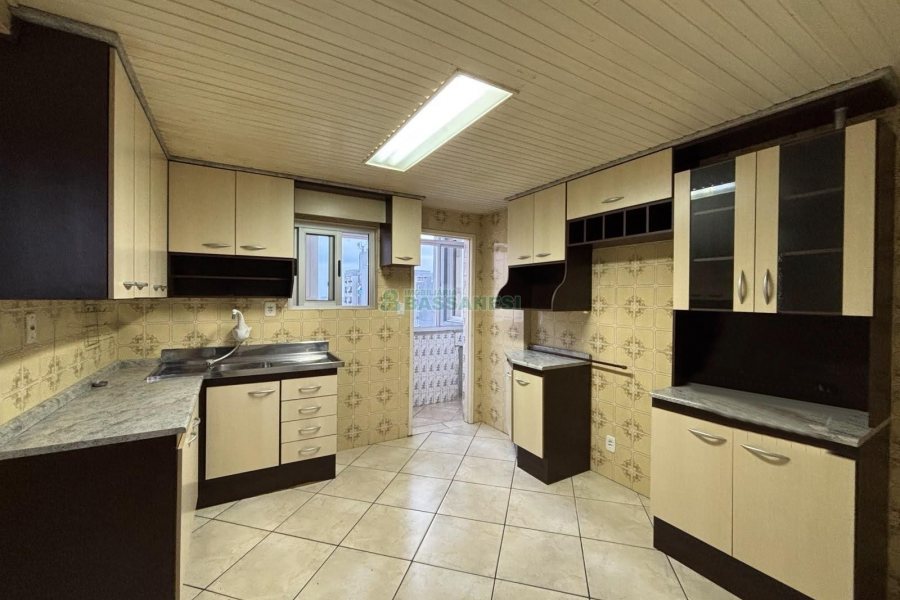 Apartamento com 110m², 3 dormitórios, no bairro Centro em Caxias do Sul para Alugar