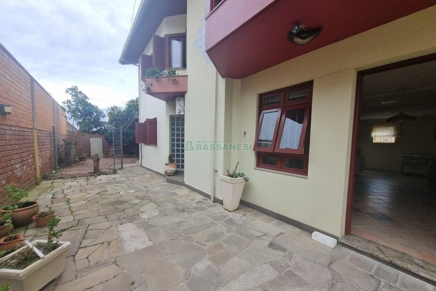 Casa Mobiliada com 200m², 3 dormitórios, 2 vagas, no bairro Santa Lúcia em Caxias do Sul para Alugar