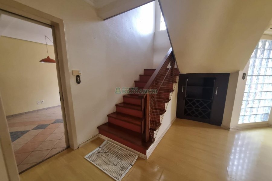 Casa Mobiliada com 200m², 3 dormitórios, 2 vagas, no bairro Santa Lúcia em Caxias do Sul para Alugar
