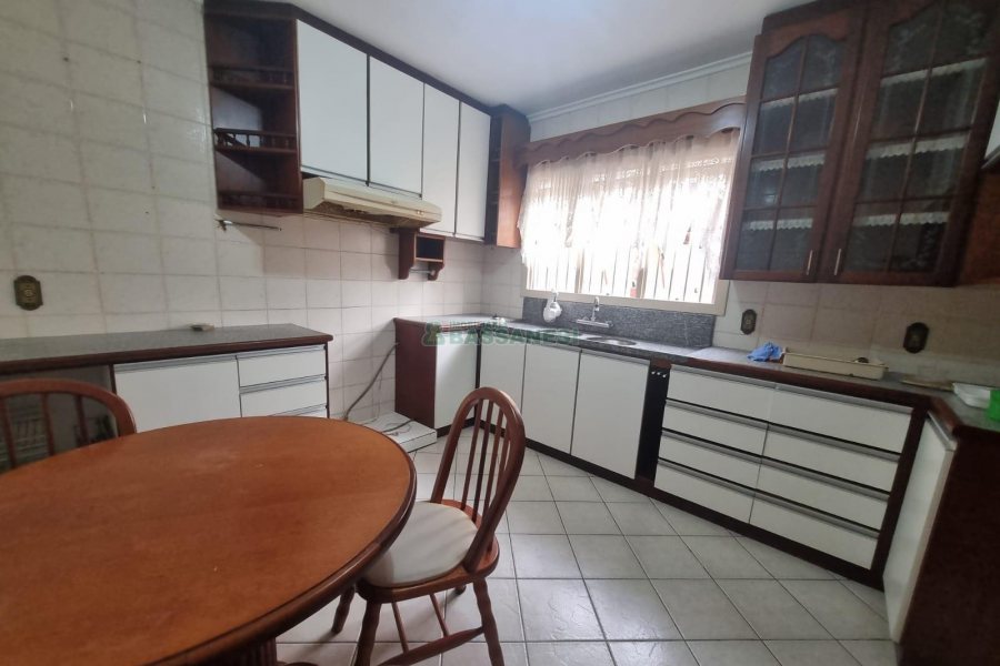 Casa Mobiliada com 200m², 3 dormitórios, 2 vagas, no bairro Santa Lúcia em Caxias do Sul para Alugar