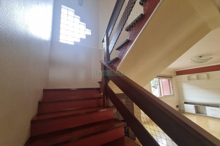 Casa Mobiliada com 200m², 3 dormitórios, 2 vagas, no bairro Santa Lúcia em Caxias do Sul para Alugar