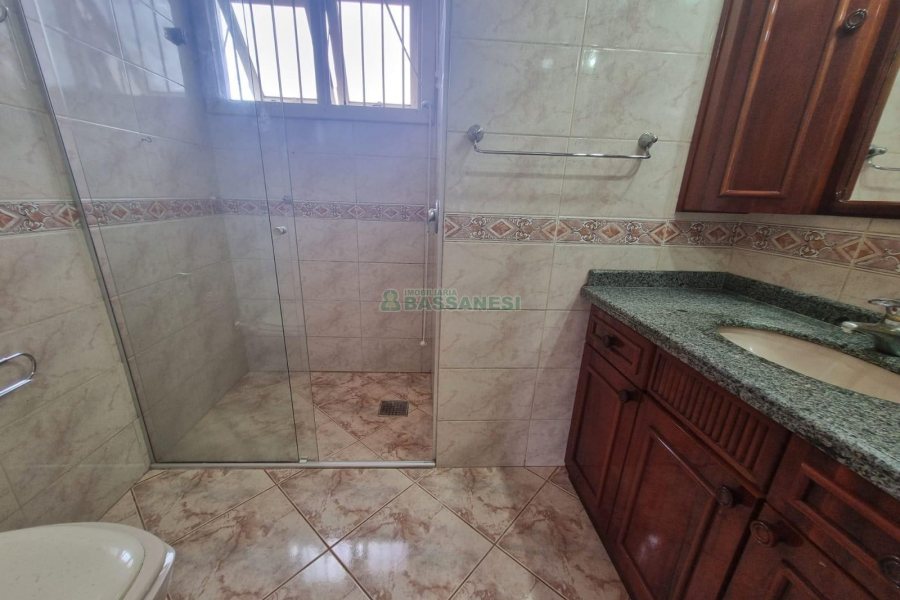 Casa Mobiliada com 200m², 3 dormitórios, 2 vagas, no bairro Santa Lúcia em Caxias do Sul para Alugar