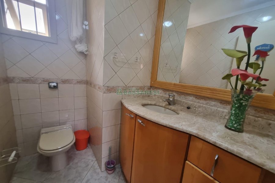 Casa Mobiliada com 200m², 3 dormitórios, 2 vagas, no bairro Santa Lúcia em Caxias do Sul para Alugar