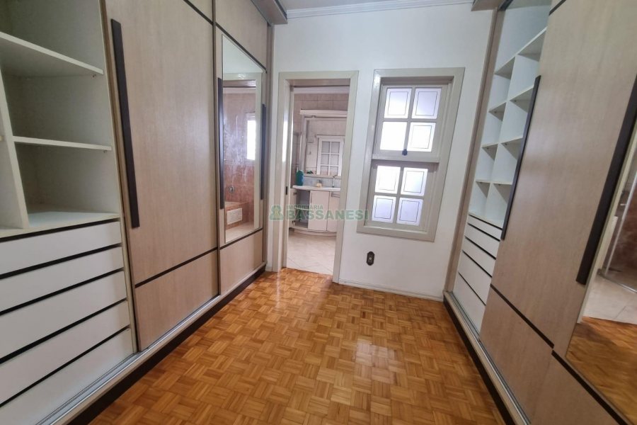 Casa Mobiliada com 200m², 3 dormitórios, 2 vagas, no bairro Santa Lúcia em Caxias do Sul para Alugar