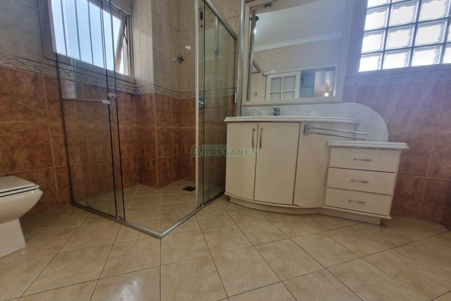 Casa Mobiliada com 200m², 3 dormitórios, 2 vagas, no bairro Santa Lúcia em Caxias do Sul para Alugar