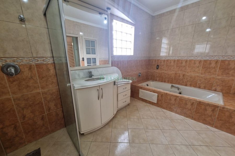 Casa Mobiliada com 200m², 3 dormitórios, 2 vagas, no bairro Santa Lúcia em Caxias do Sul para Alugar