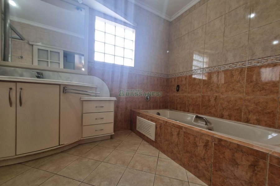 Casa Mobiliada com 200m², 3 dormitórios, 2 vagas, no bairro Santa Lúcia em Caxias do Sul para Alugar