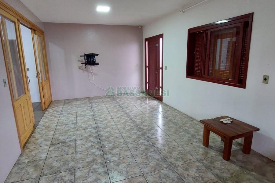 Casa com 130m², 2 dormitórios, 4 vagas, no bairro São Cristóvão em Caxias do Sul para Alugar