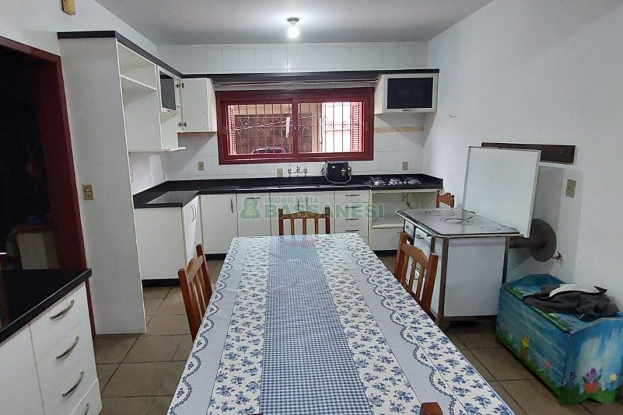 Casa com 130m², 2 dormitórios, 4 vagas, no bairro São Cristóvão em Caxias do Sul para Alugar