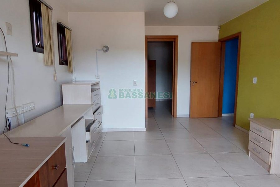 Casa com 130m², 2 dormitórios, 4 vagas, no bairro São Cristóvão em Caxias do Sul para Alugar