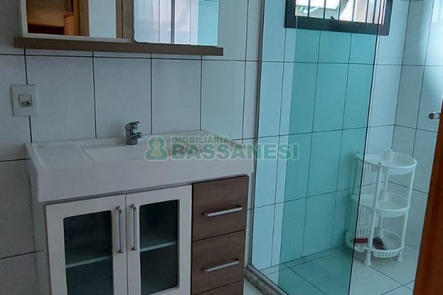 Casa com 130m², 2 dormitórios, 4 vagas, no bairro São Cristóvão em Caxias do Sul para Alugar
