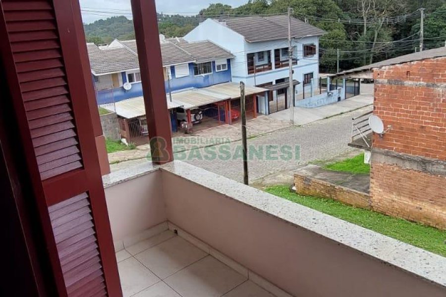 Casa com 130m², 2 dormitórios, 4 vagas, no bairro São Cristóvão em Caxias do Sul para Alugar