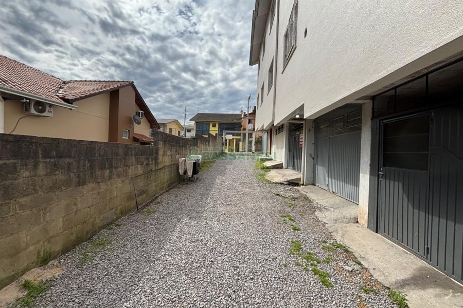 Casa com 76m², 2 dormitórios, 1 vaga, no bairro São Caetano em Caxias do Sul para Alugar