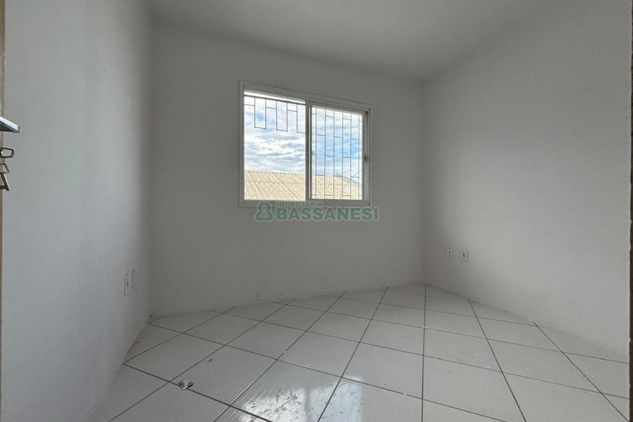 Casa com 76m², 2 dormitórios, 1 vaga, no bairro São Caetano em Caxias do Sul para Alugar