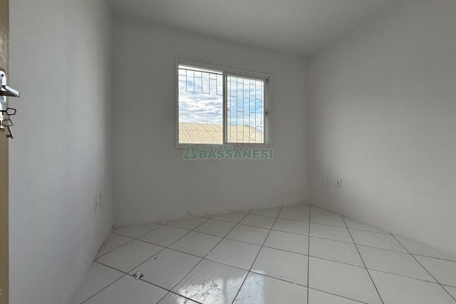 Casa com 76m², 2 dormitórios, 1 vaga, no bairro São Caetano em Caxias do Sul para Alugar