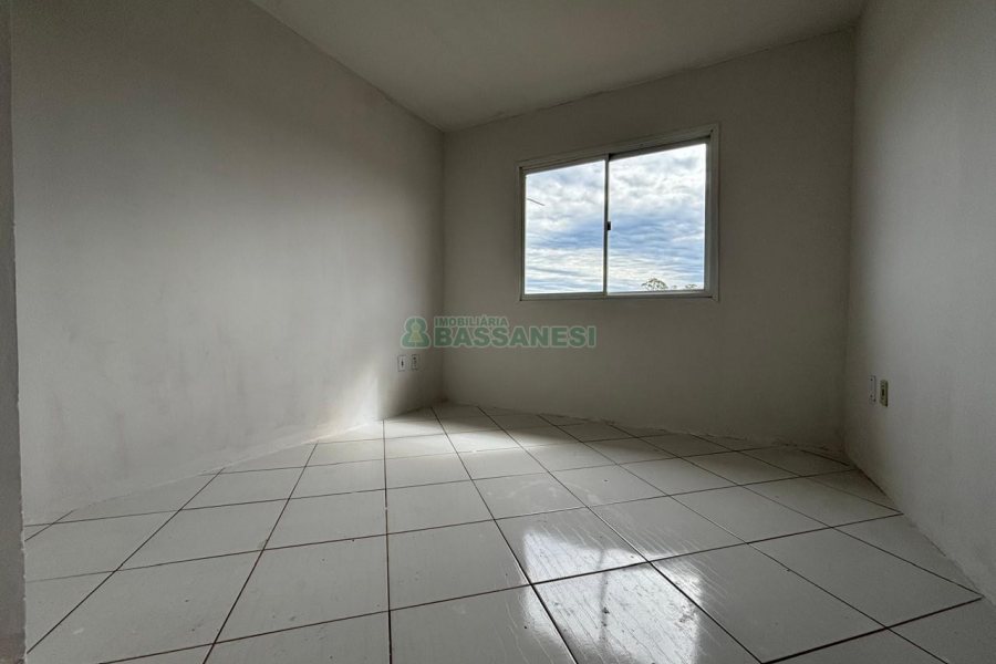 Casa com 76m², 2 dormitórios, 1 vaga, no bairro São Caetano em Caxias do Sul para Alugar