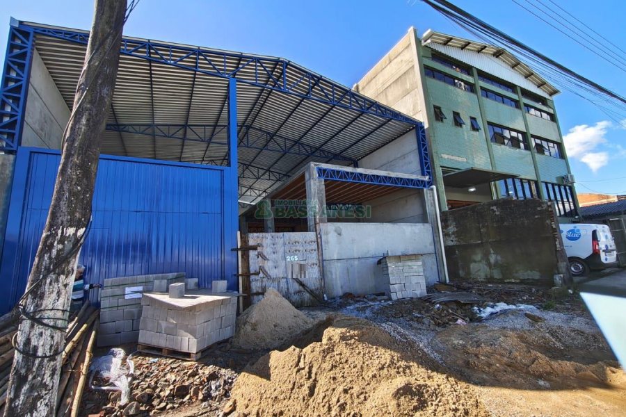 Pavilhão com 430m², no bairro Presidente Vargas em Caxias do Sul para Alugar ou Comprar