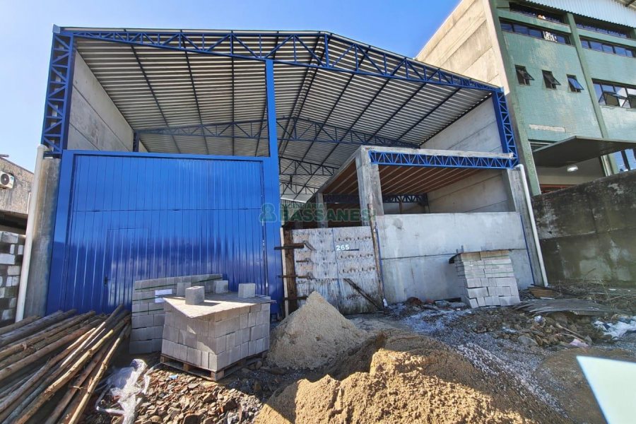 Pavilhão com 430m², no bairro Presidente Vargas em Caxias do Sul para Alugar ou Comprar