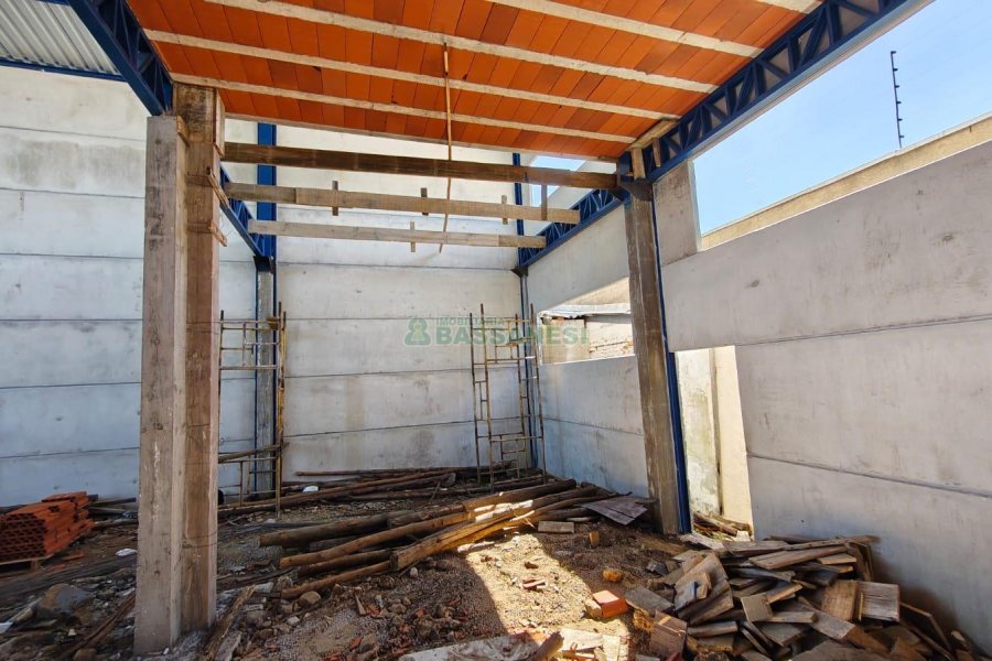 Pavilhão com 430m², no bairro Presidente Vargas em Caxias do Sul para Alugar ou Comprar