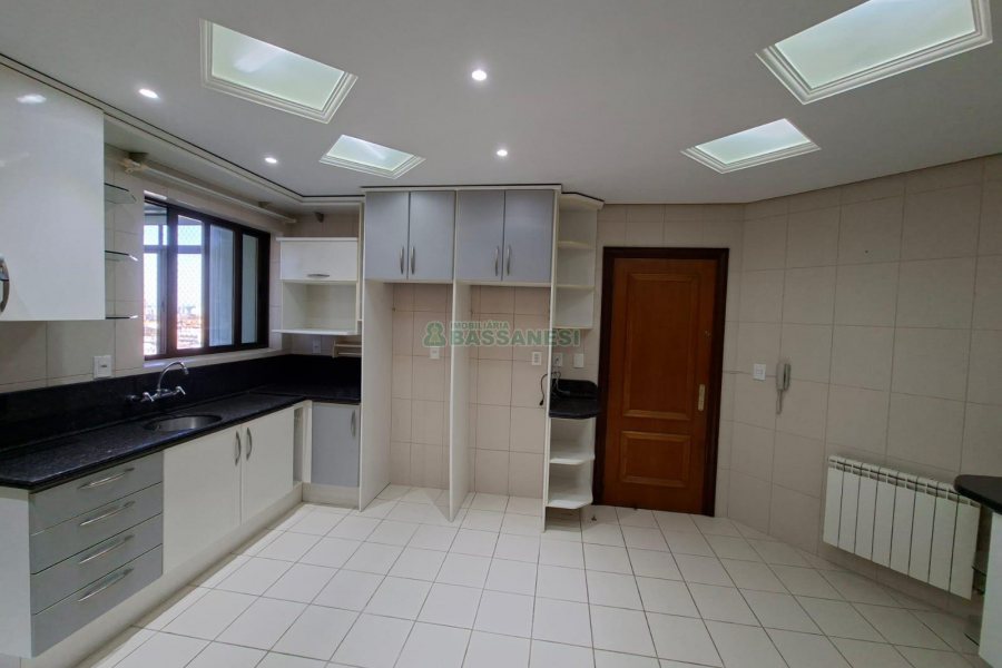 Apartamento com 187m², 3 dormitórios, 2 vagas, no bairro Lourdes em Caxias do Sul para Comprar