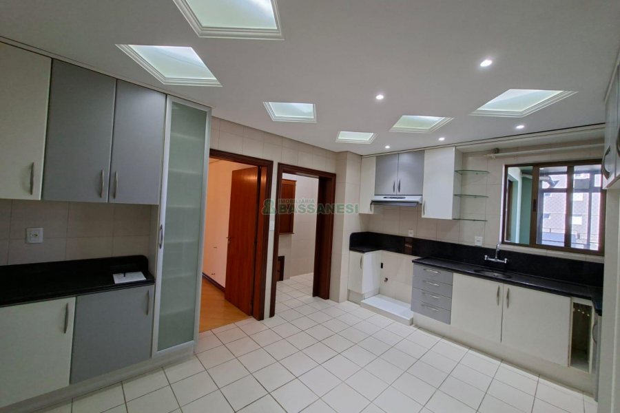 Apartamento com 187m², 3 dormitórios, 2 vagas, no bairro Lourdes em Caxias do Sul para Comprar