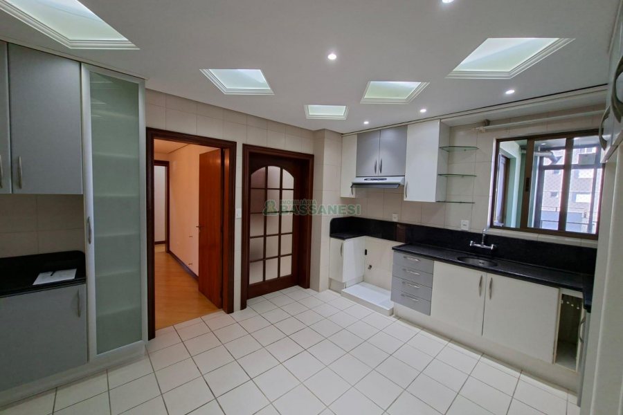 Apartamento com 187m², 3 dormitórios, 2 vagas, no bairro Lourdes em Caxias do Sul para Comprar
