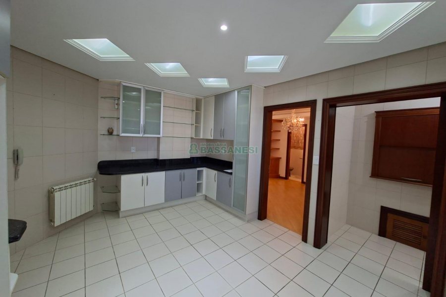Apartamento com 187m², 3 dormitórios, 2 vagas, no bairro Lourdes em Caxias do Sul para Comprar