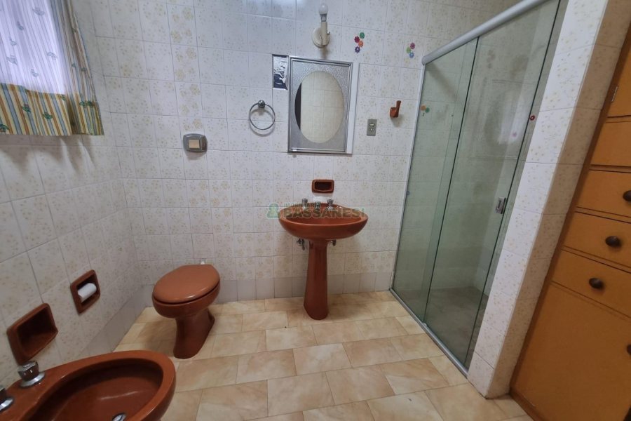 Casa com 311m², 3 dormitórios, 4 vagas, no bairro São Pelegrino em Caxias do Sul para Comprar