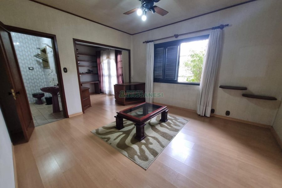 Casa com 311m², 3 dormitórios, 4 vagas, no bairro São Pelegrino em Caxias do Sul para Comprar