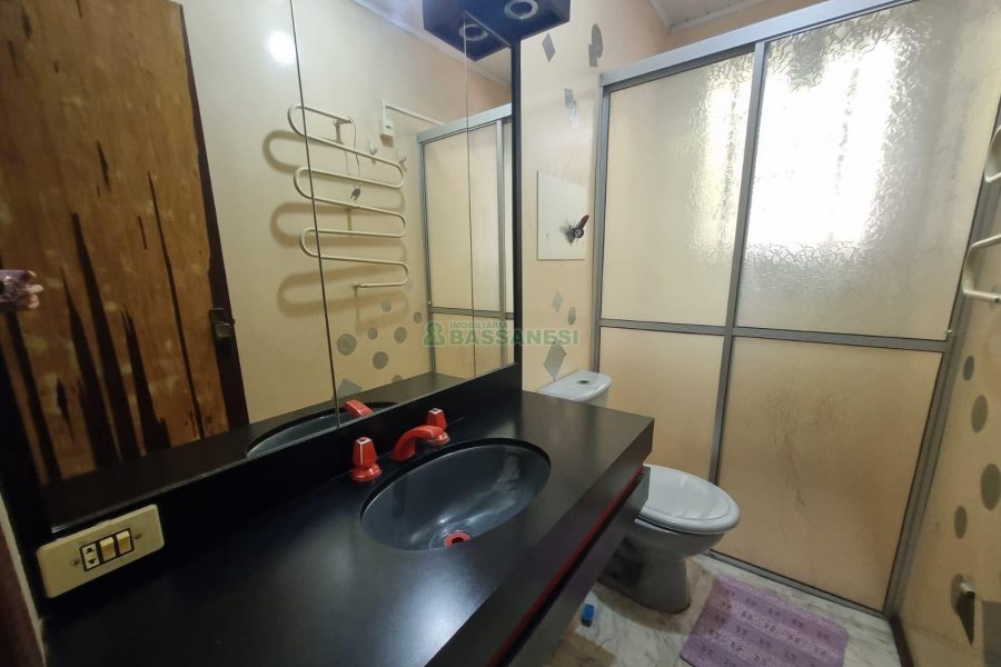 Casa com 311m², 3 dormitórios, 4 vagas, no bairro São Pelegrino em Caxias do Sul para Comprar