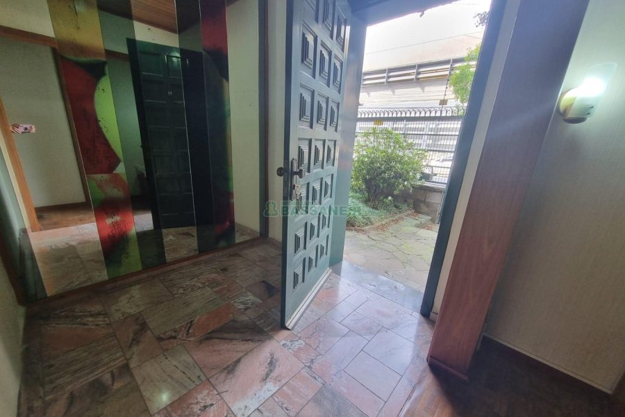 Casa com 311m², 3 dormitórios, 4 vagas, no bairro São Pelegrino em Caxias do Sul para Comprar