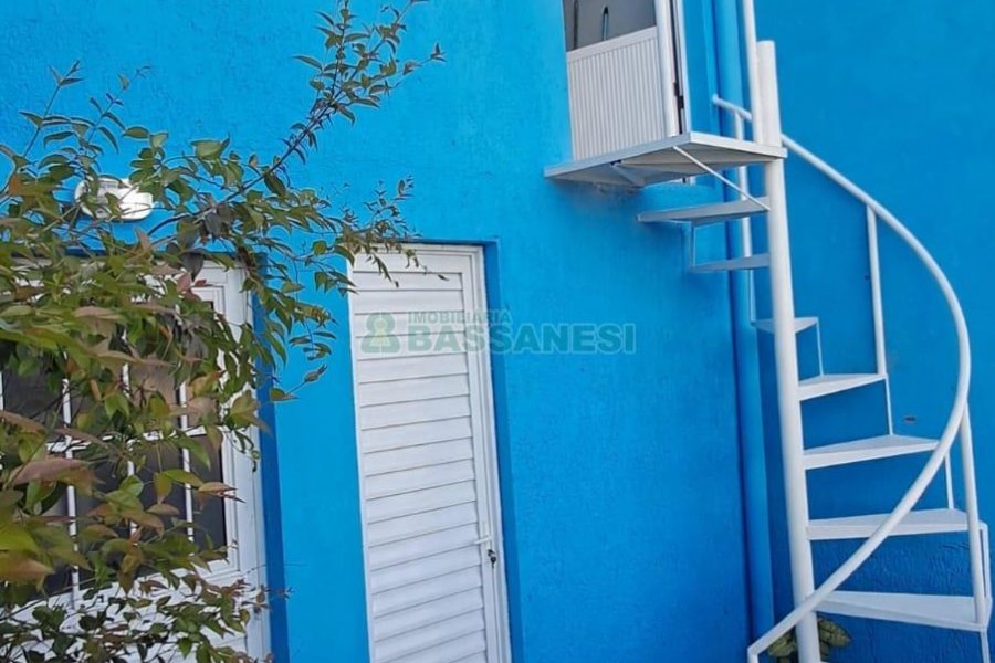 Sobrado com 85m², 2 dormitórios, 1 vaga, no bairro Salgado Filho em Caxias do Sul para Comprar