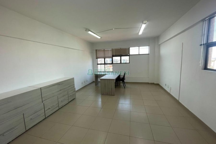 Sala com 47m², 1 vaga, no bairro Rio Branco em Caxias do Sul para Comprar
