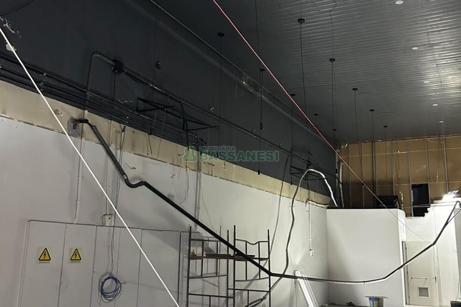 Loja com 519m², no bairro Madureira em Caxias do Sul para Alugar