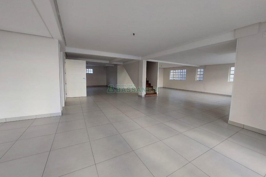 Loja com 335m², 8 vagas, no bairro Panazzolo em Caxias do Sul para Alugar