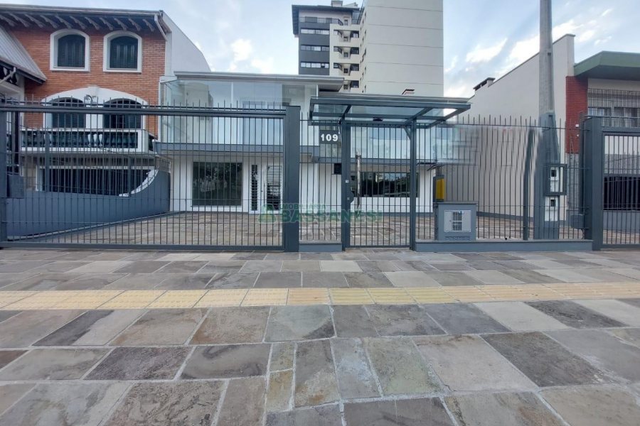 Loja com 335m², 8 vagas, no bairro Panazzolo em Caxias do Sul para Alugar