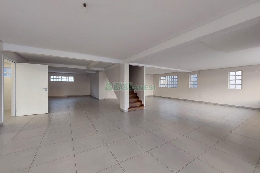 Loja com 335m², 8 vagas, no bairro Panazzolo em Caxias do Sul para Alugar