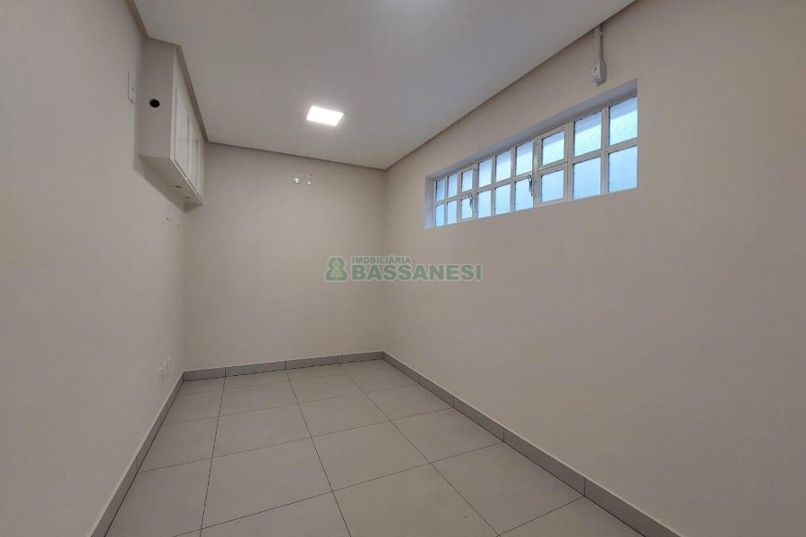 Loja com 335m², 8 vagas, no bairro Panazzolo em Caxias do Sul para Alugar