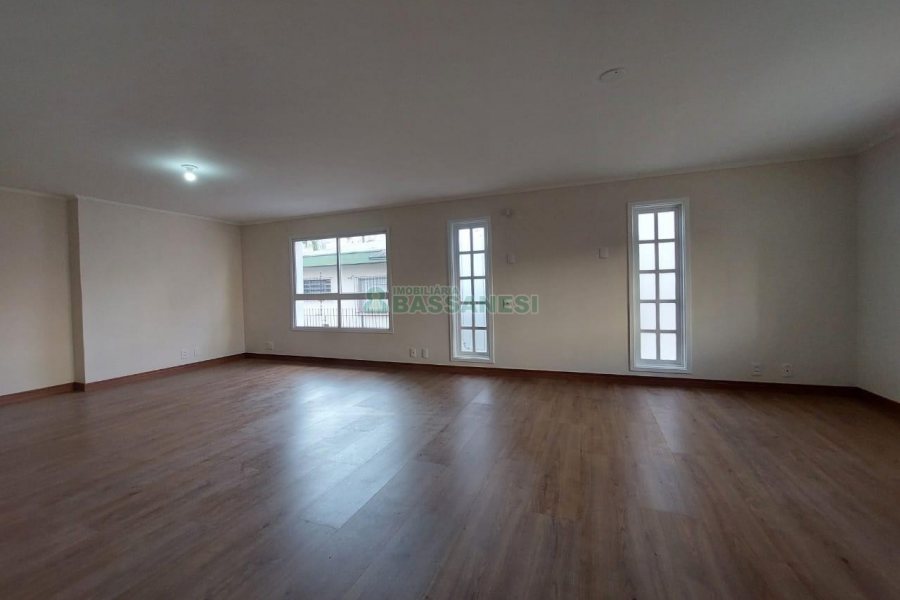 Loja com 335m², 8 vagas, no bairro Panazzolo em Caxias do Sul para Alugar