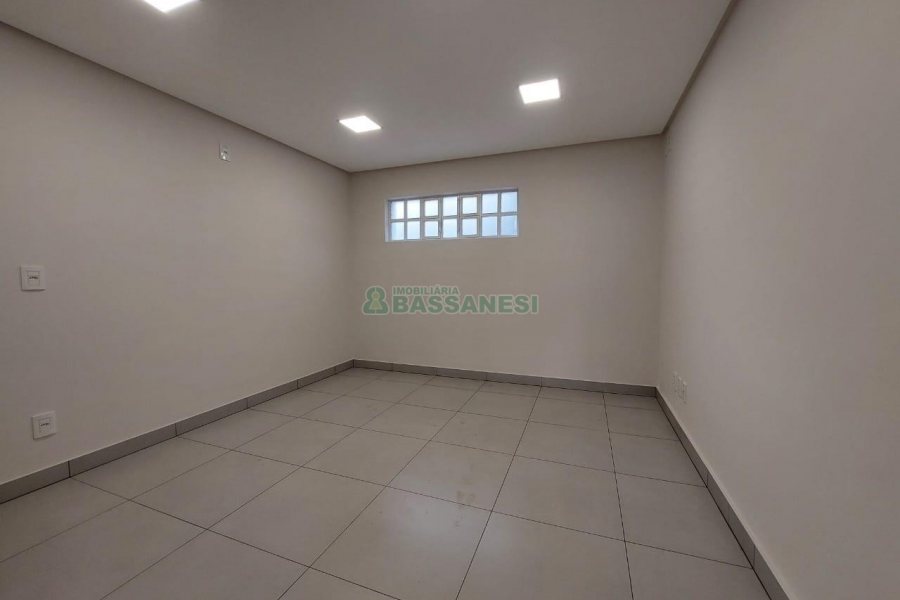 Loja com 335m², 8 vagas, no bairro Panazzolo em Caxias do Sul para Alugar