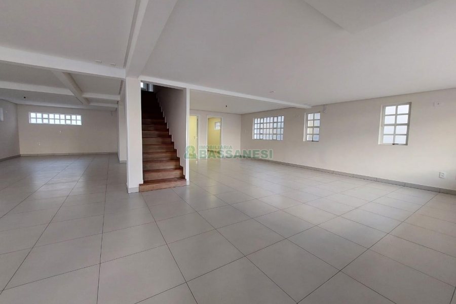 Loja com 335m², 8 vagas, no bairro Panazzolo em Caxias do Sul para Alugar