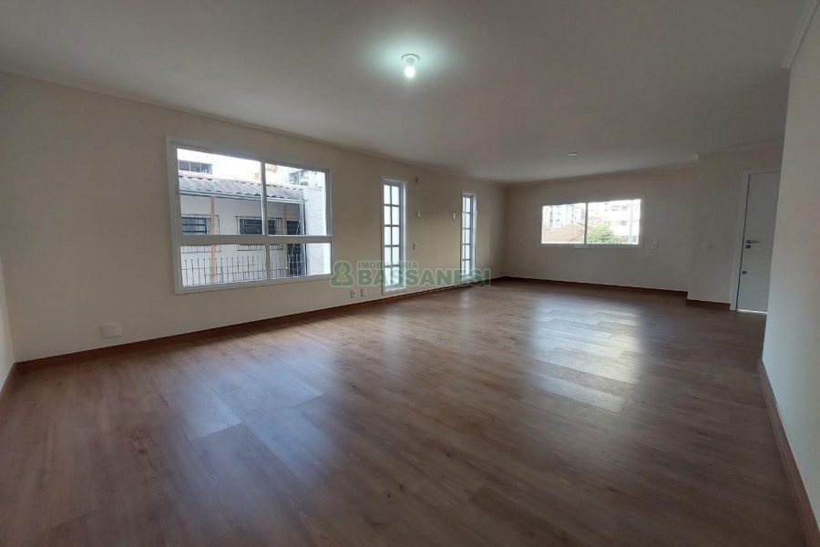 Loja com 335m², 8 vagas, no bairro Panazzolo em Caxias do Sul para Alugar