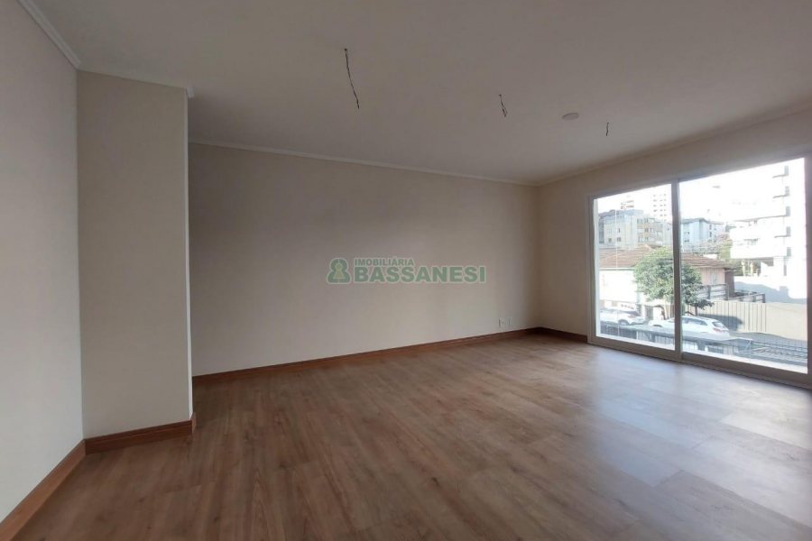 Loja com 335m², 8 vagas, no bairro Panazzolo em Caxias do Sul para Alugar