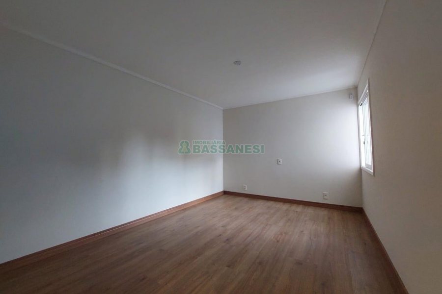 Loja com 335m², 8 vagas, no bairro Panazzolo em Caxias do Sul para Alugar