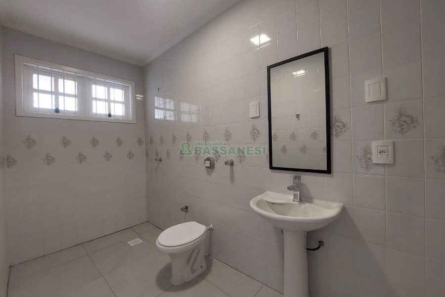 Loja com 335m², 8 vagas, no bairro Panazzolo em Caxias do Sul para Alugar