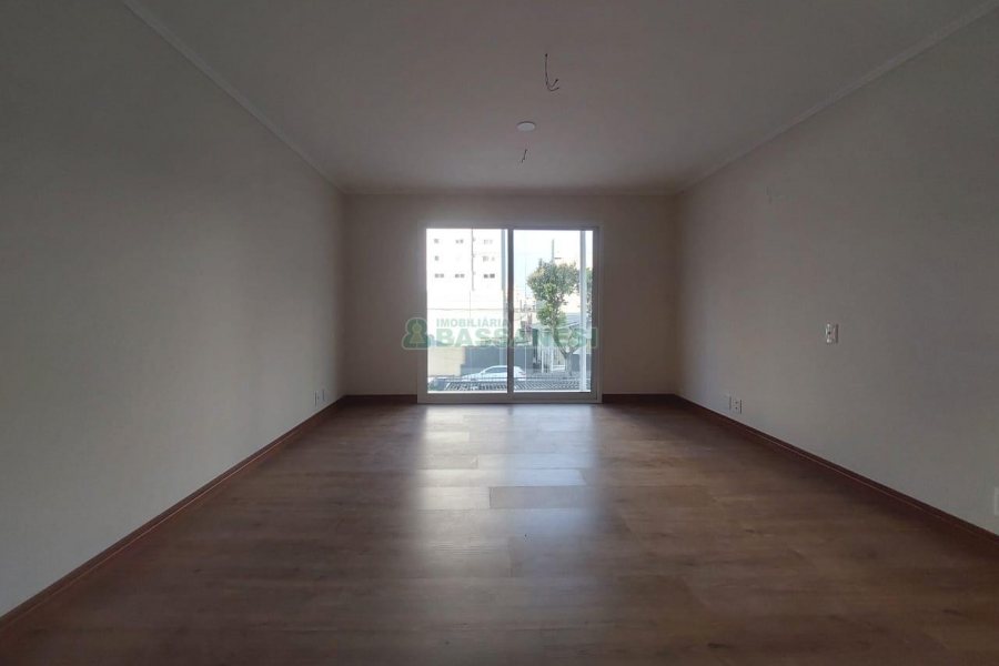 Loja com 335m², 8 vagas, no bairro Panazzolo em Caxias do Sul para Alugar