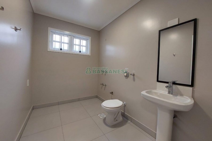 Loja com 335m², 8 vagas, no bairro Panazzolo em Caxias do Sul para Alugar