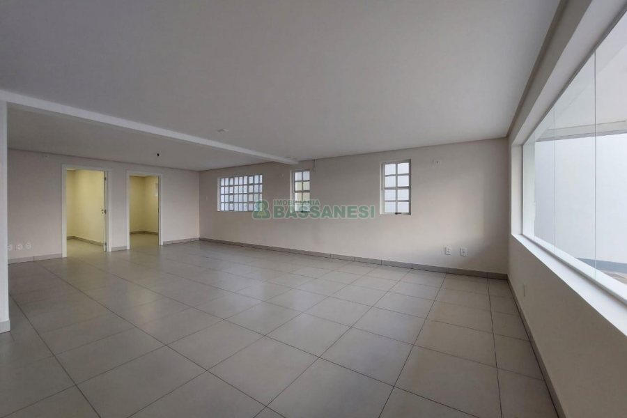 Loja com 335m², 8 vagas, no bairro Panazzolo em Caxias do Sul para Alugar
